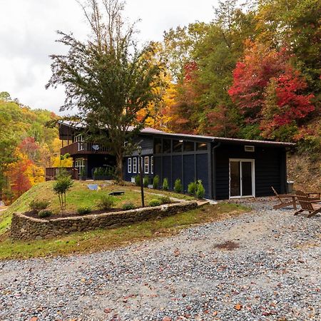 Fun Cabin With Hot Tub, Pool Table & Fire Pit - Big Blue Bryson City Kültér fotó