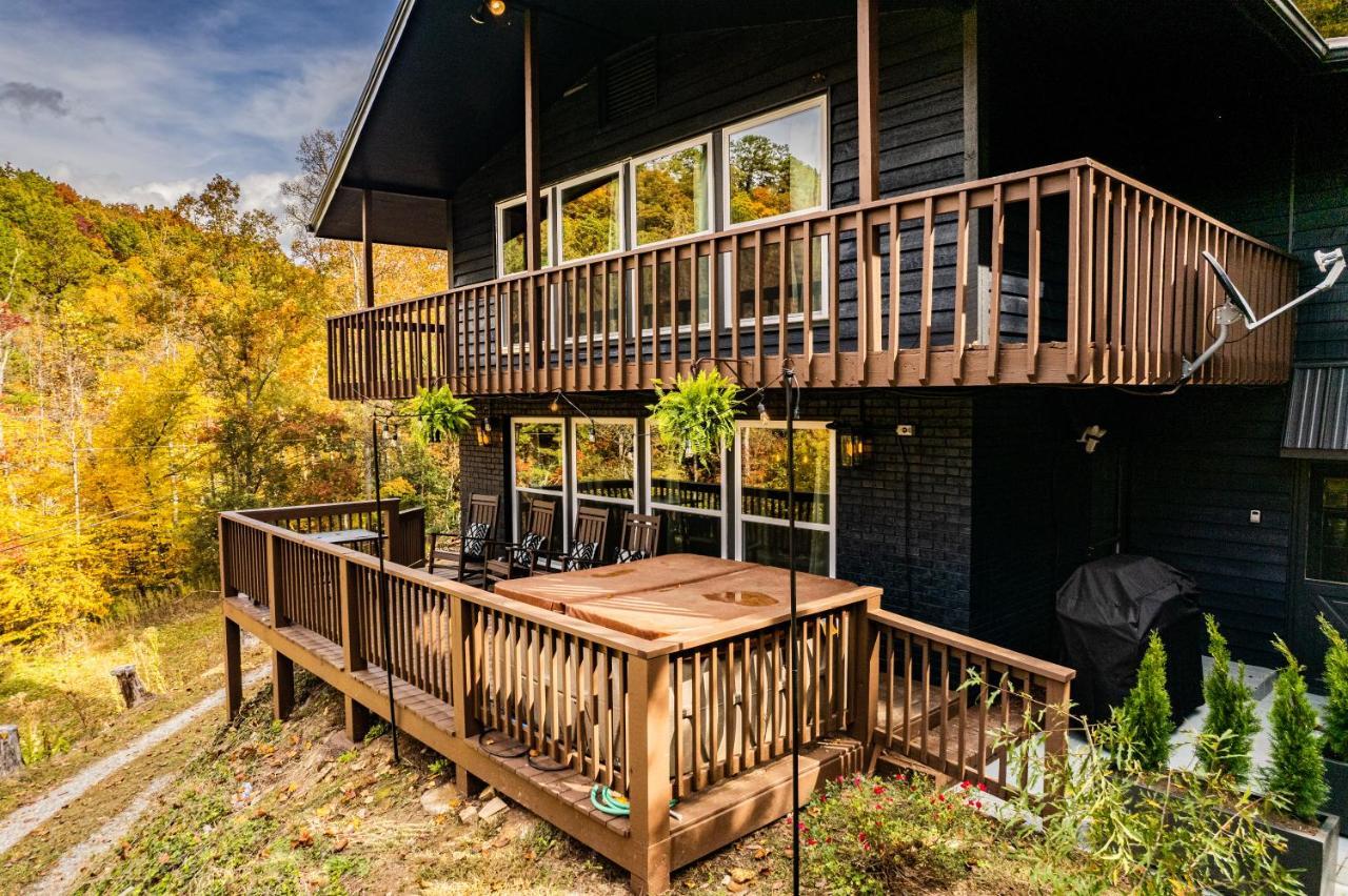 Fun Cabin With Hot Tub, Pool Table & Fire Pit - Big Blue Bryson City Kültér fotó