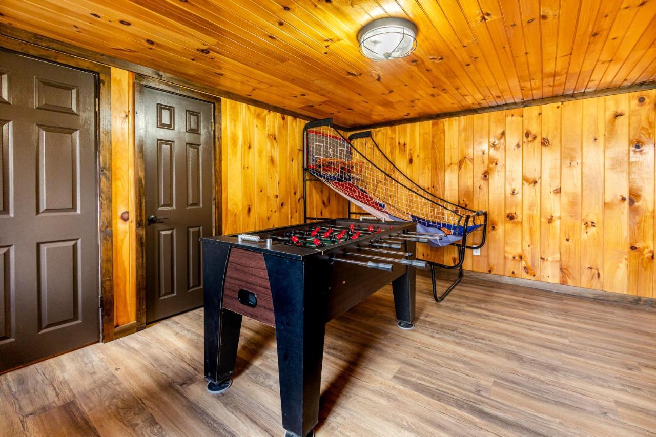 Fun Cabin With Hot Tub, Pool Table & Fire Pit - Big Blue Bryson City Kültér fotó