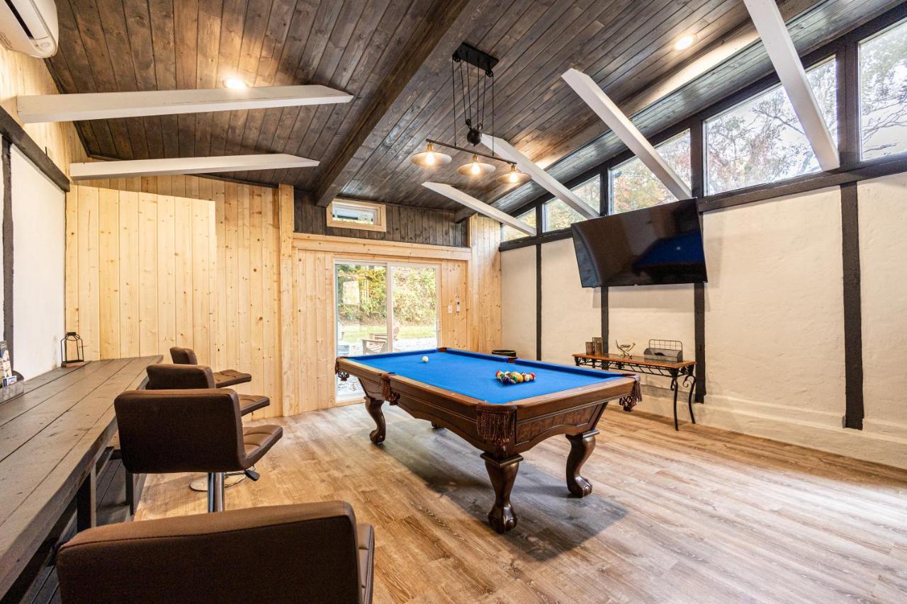 Fun Cabin With Hot Tub, Pool Table & Fire Pit - Big Blue Bryson City Kültér fotó