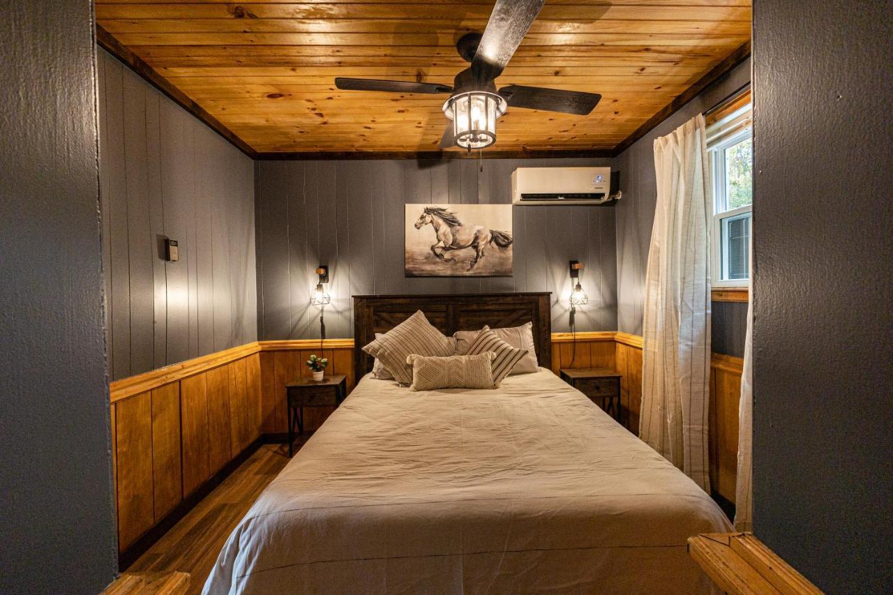 Fun Cabin With Hot Tub, Pool Table & Fire Pit - Big Blue Bryson City Kültér fotó