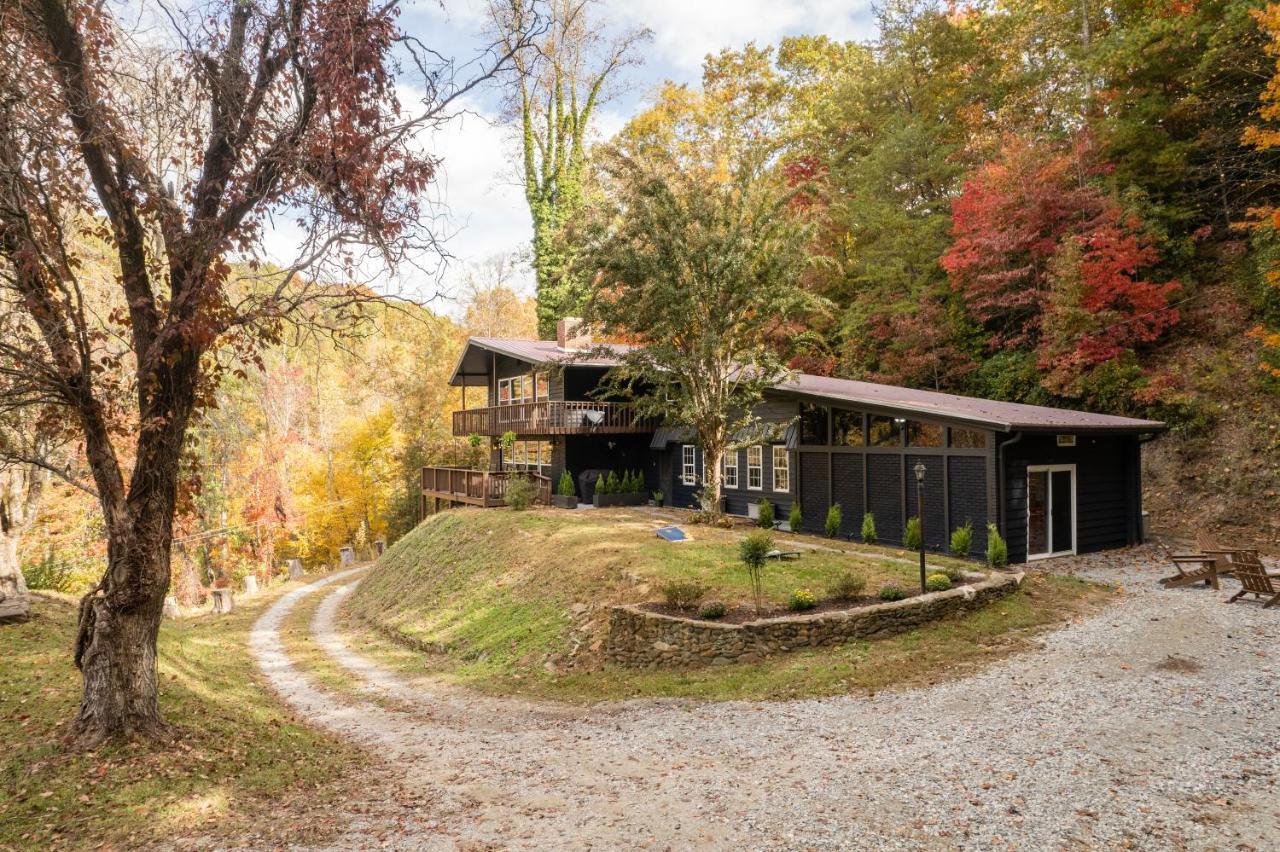 Fun Cabin With Hot Tub, Pool Table & Fire Pit - Big Blue Bryson City Kültér fotó