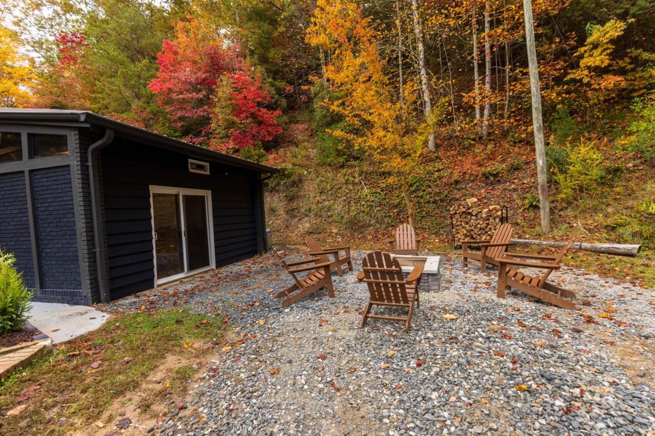 Fun Cabin With Hot Tub, Pool Table & Fire Pit - Big Blue Bryson City Kültér fotó