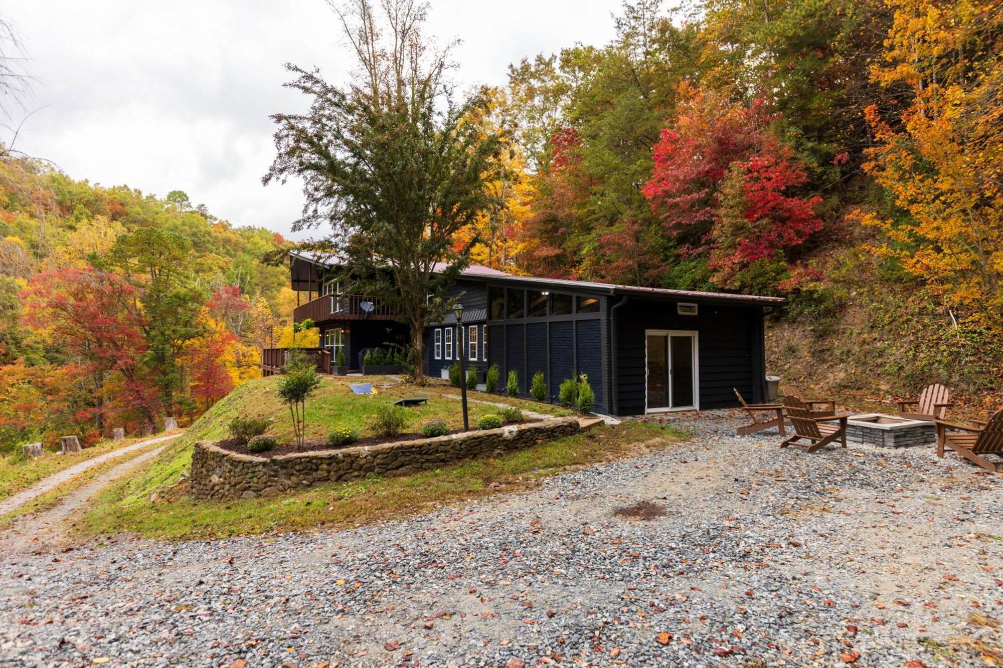 Fun Cabin With Hot Tub, Pool Table & Fire Pit - Big Blue Bryson City Kültér fotó